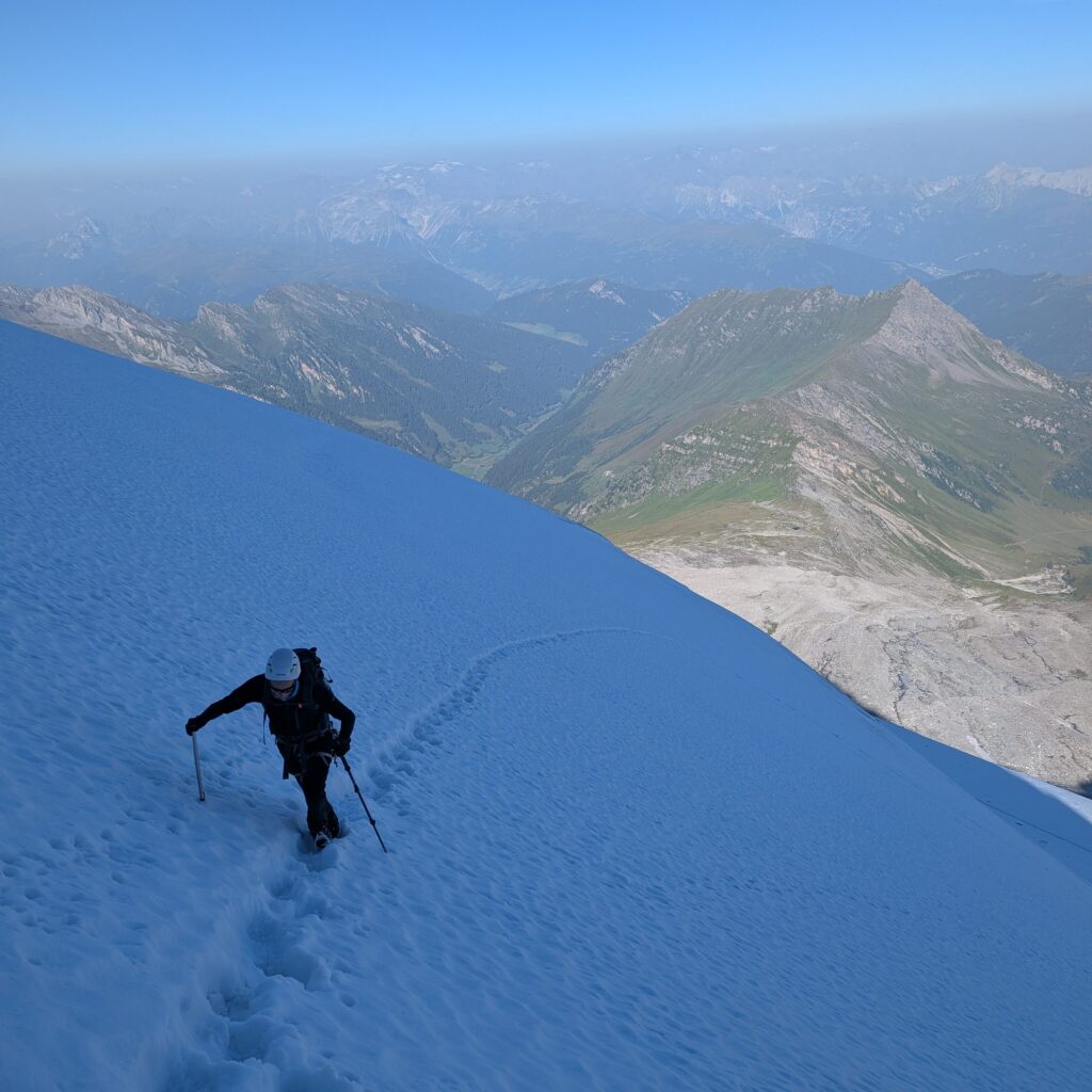 Olperer Aufstieg steile Firnflanke zum Grat