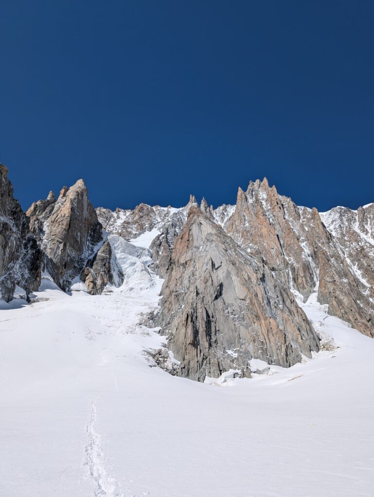 Pyramid du Tacul East Ridge frontale Ansicht des Fels