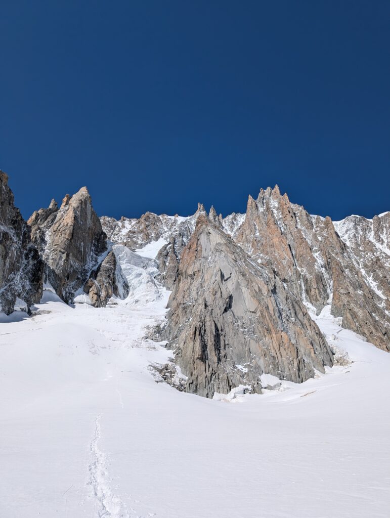 Pyramid du Tacul East Ridge frontale Ansicht des Fels