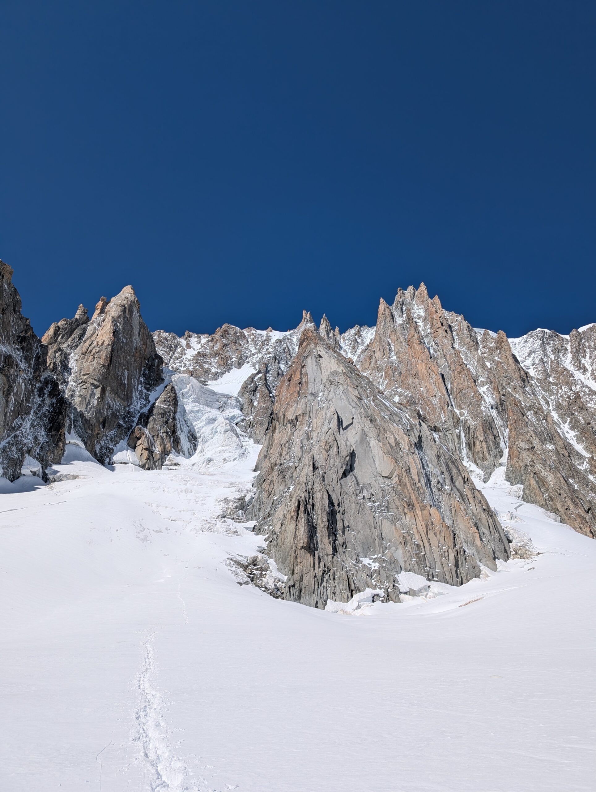 Pyramid du Tacul East Ridge frontale Ansicht des Fels