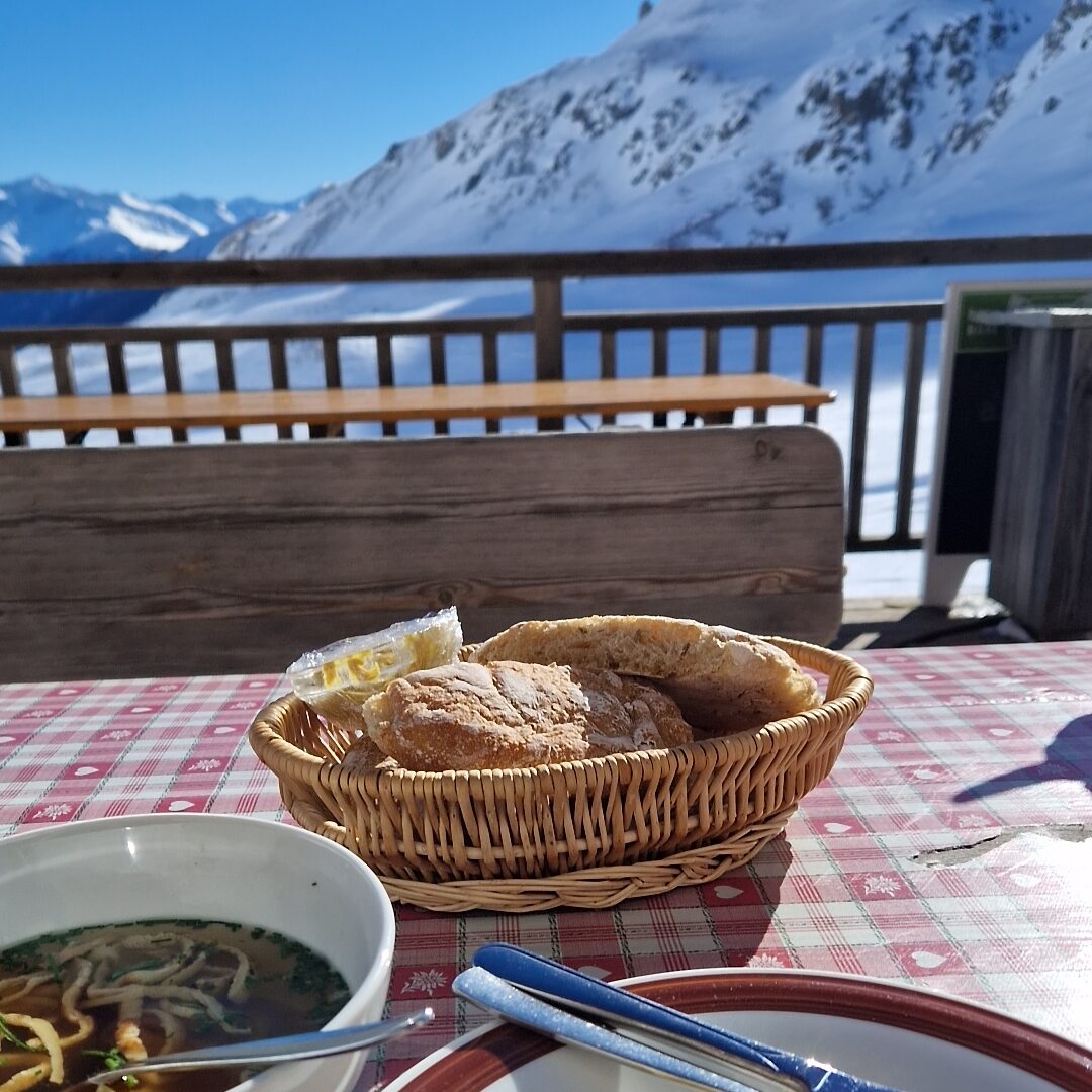 Schmankerl auf der Sonnenterrasse der Sesvennahütte